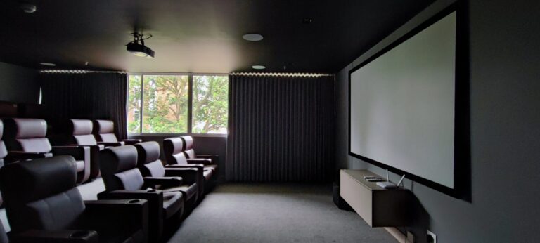 Sala de Cine de TAO Luxury Living